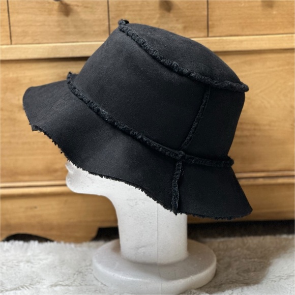 NWT Revolve Hat Attack Reversible Faux Shearling Bucket Hat Black Women’s OS - Picture 3 of 10